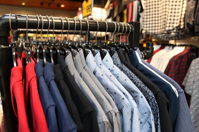 oblečení na ramínkách